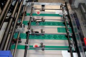 Suction belt table