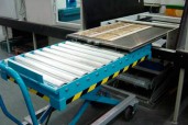 Changing device for honeycombs and counter plates